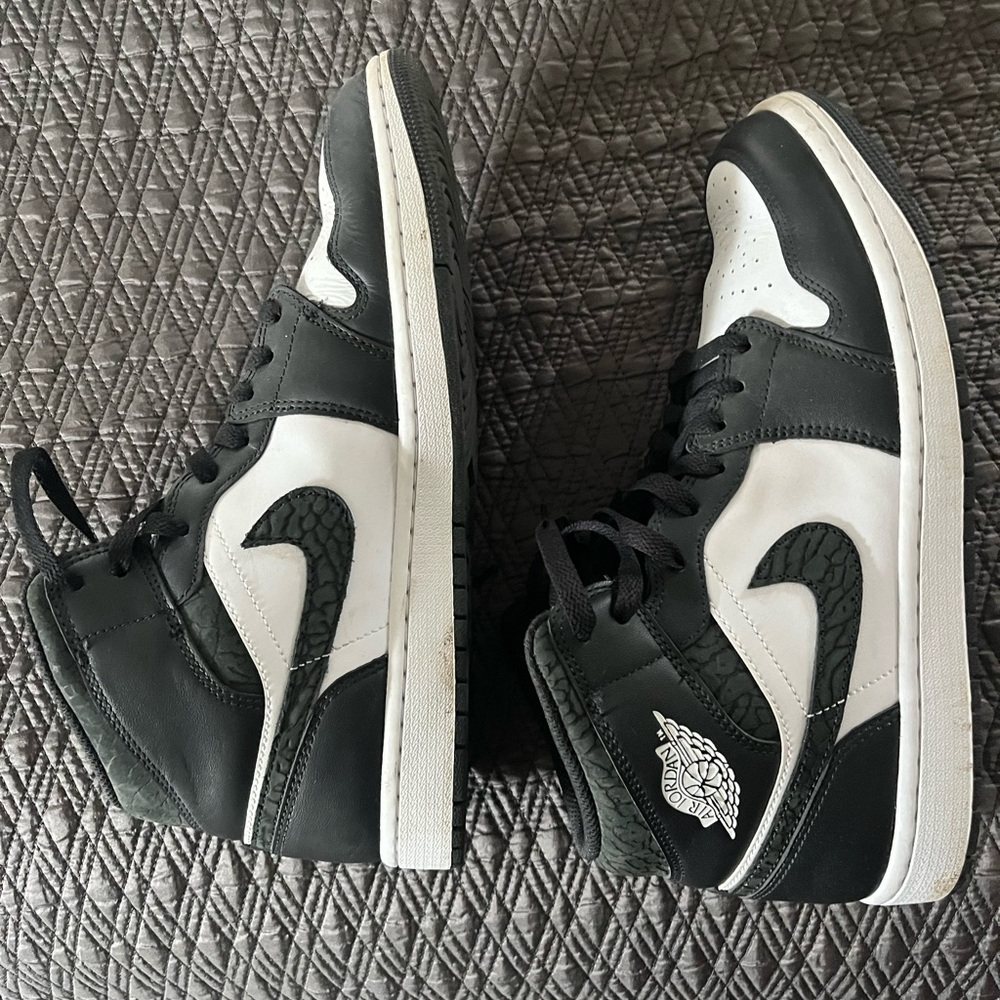 Men’s Nike Air Jordan 1 Mid SE in the "Panda Elephant" colorway Size 10.5 - Picture 2 of 5
